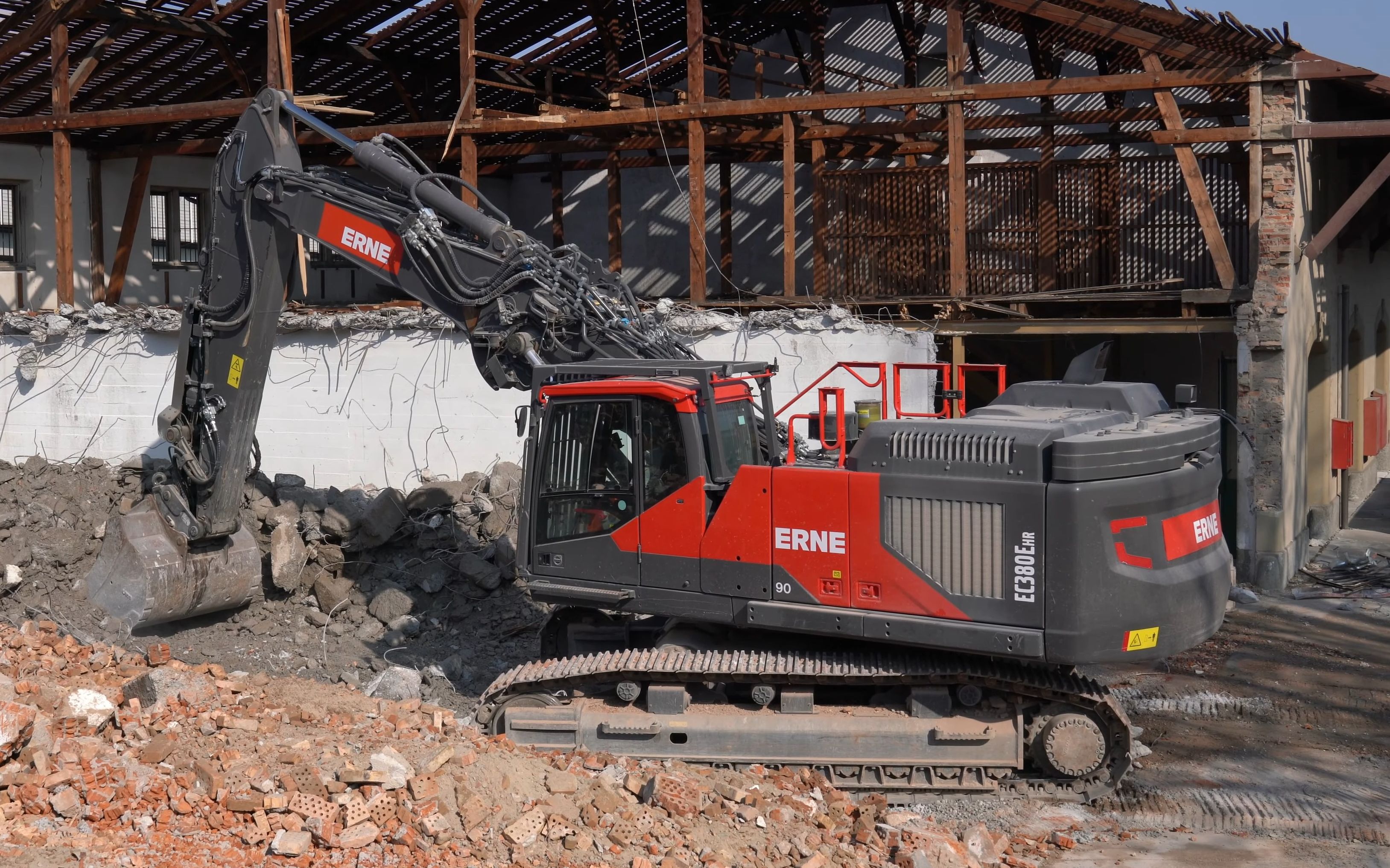 沃尔沃ec380ehr挖掘机拆除建筑