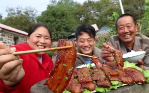 Скачать видео: 胖妹她也不想瘦，又炖上5斤把子肉，老爸吃的嘴角流油，真过瘾