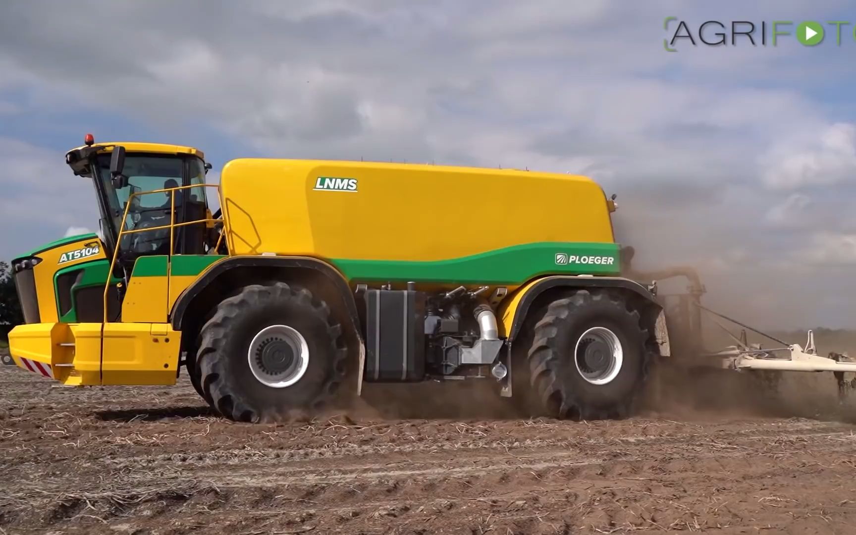 [图]NEW- Ploeger AT5104 prototype - Terra-Gator revival - Spreading lime