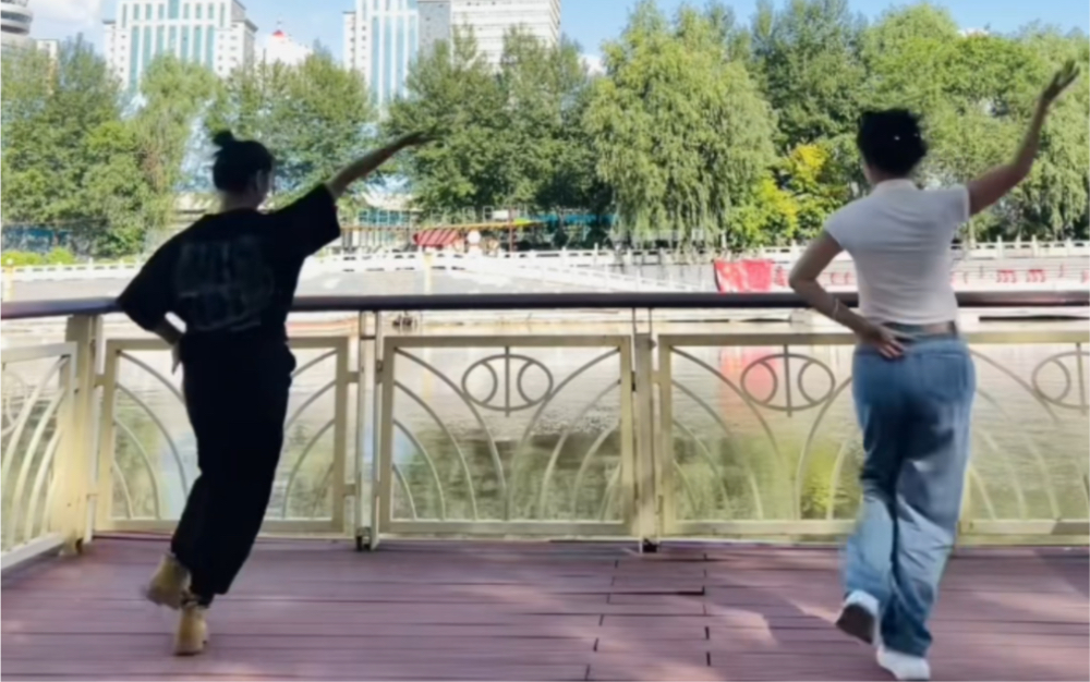 [图]西寧玲玲和小七教你跳旺耐村鍋莊舞背面版本Xining Lingling and Xiaoqi teach you how to dance