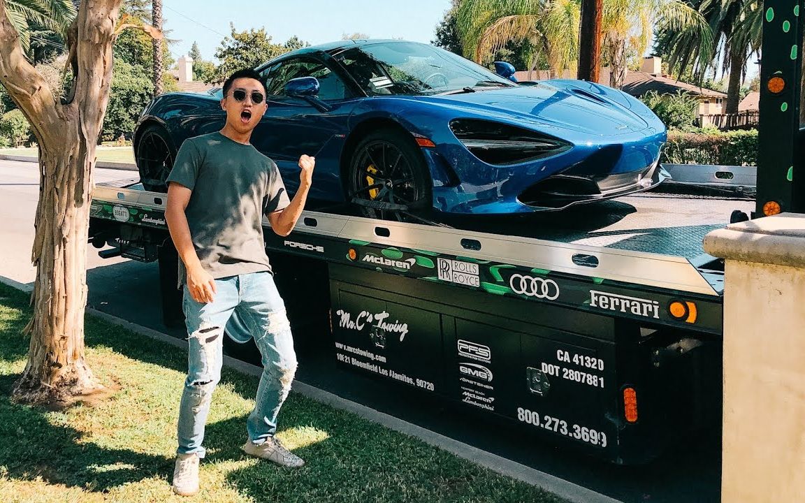 签收迈凯轮送来的快递一台720s- taking delivery of