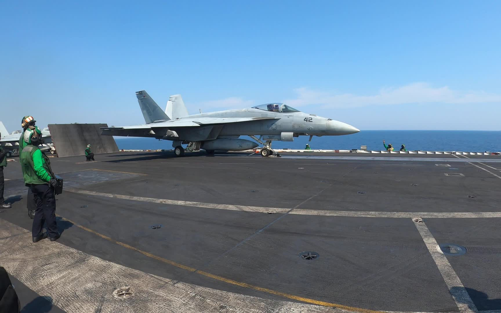 【第一视角】航母甲板打工人 f/a-18超级大黄蜂 弹射起飞工作