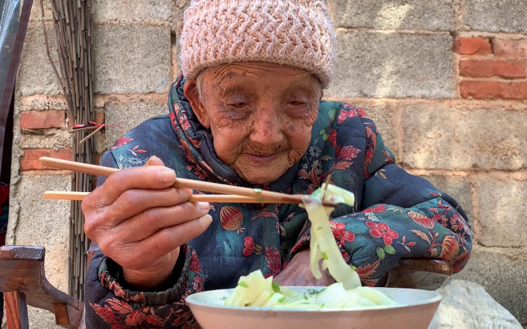 天气太热了,95岁老人吃不下饭,看看孙子给奶奶做了啥