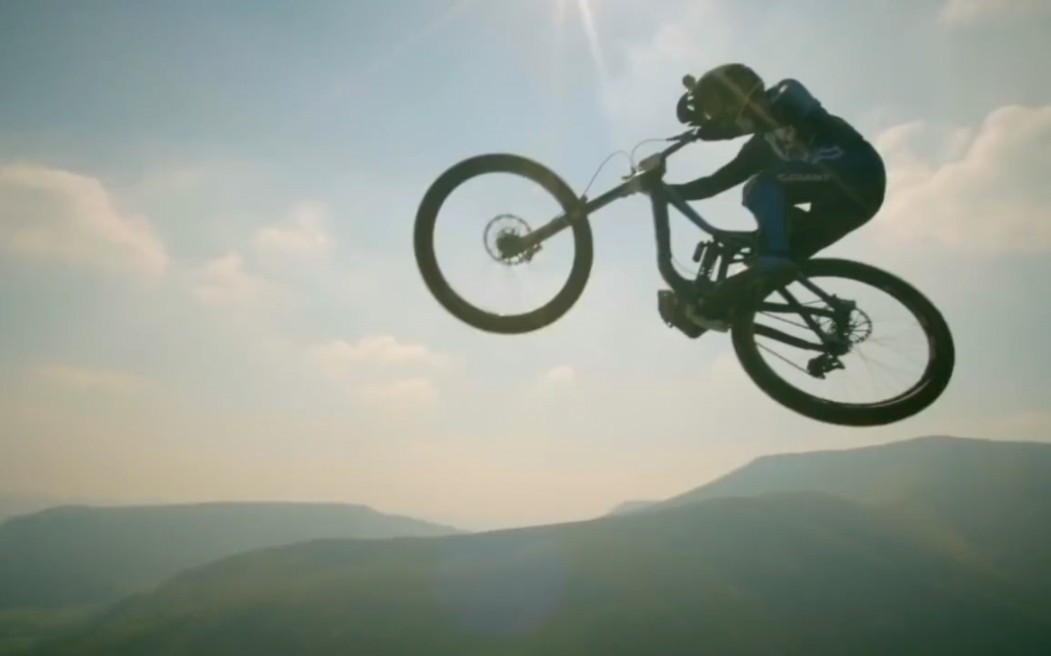 极限运动自行车飞驰而下#红牛:不必大惊小怪