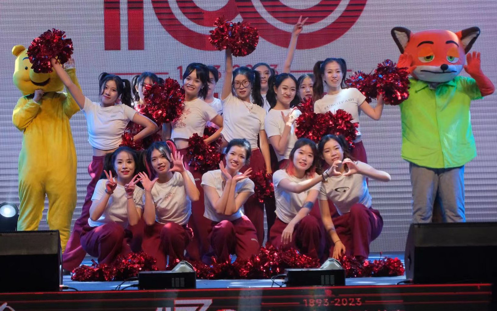 大学生女团活力齐舞 | 武汉大学测国重研究生集体舞大赛现场