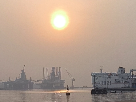 在烟台港看日出,太阳刚出来的样子.