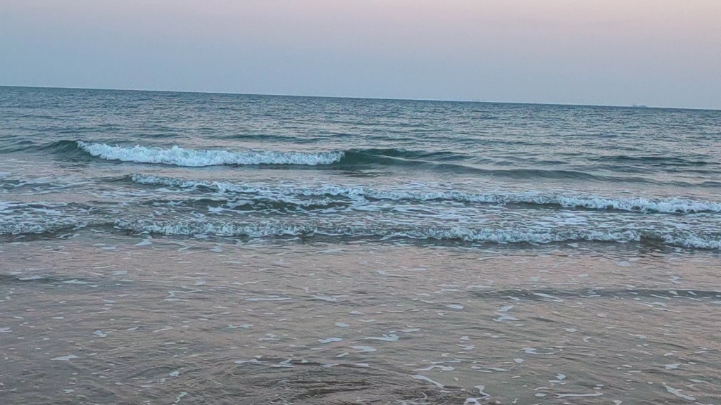 你看,波光粼粼的海