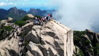 航拍中国黄山天都峰，迎客松