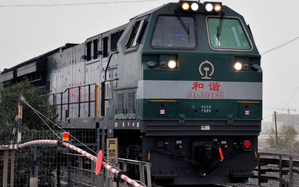 「沙尘暴/双机警告」乌局乌段双机hxn5牵引货列通过