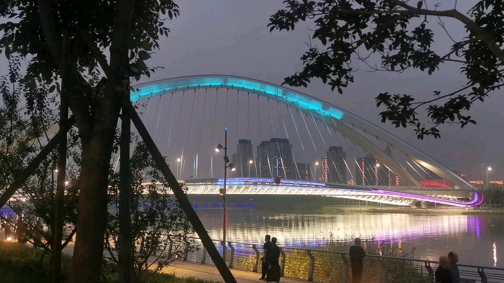 夜晚的江边音乐不断