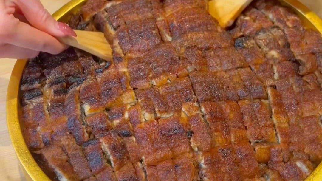 使用了4条整条鳗鱼的极上鳗鱼饭！海报