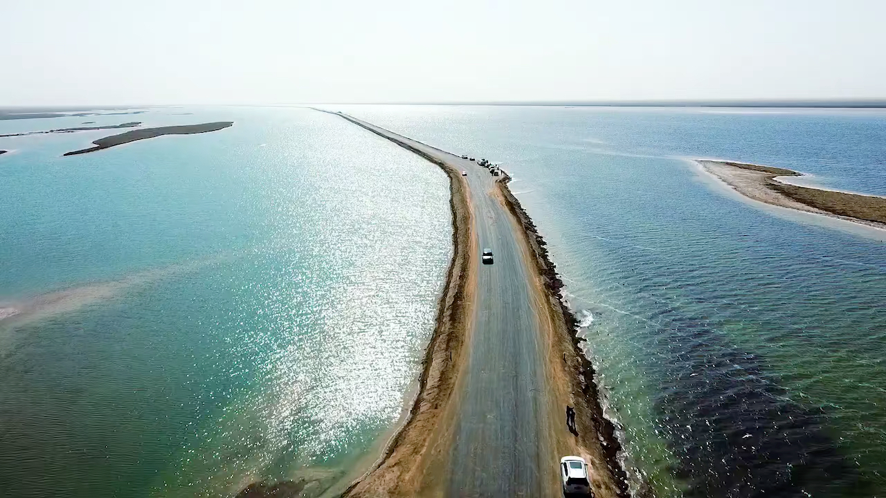 西台吉乃尔湖-水上公路