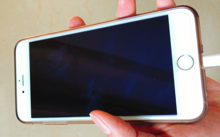 【卖垃圾】1千9喜送32G银色iPhone6SP出嫁,祝下一个主人心疼你哇~~~待你如初~~~