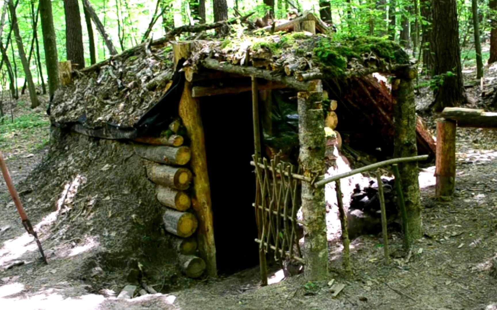 半地下防空洞庇护所小屋露营旅行过夜,新建一座木屋,草皮屋顶,木头