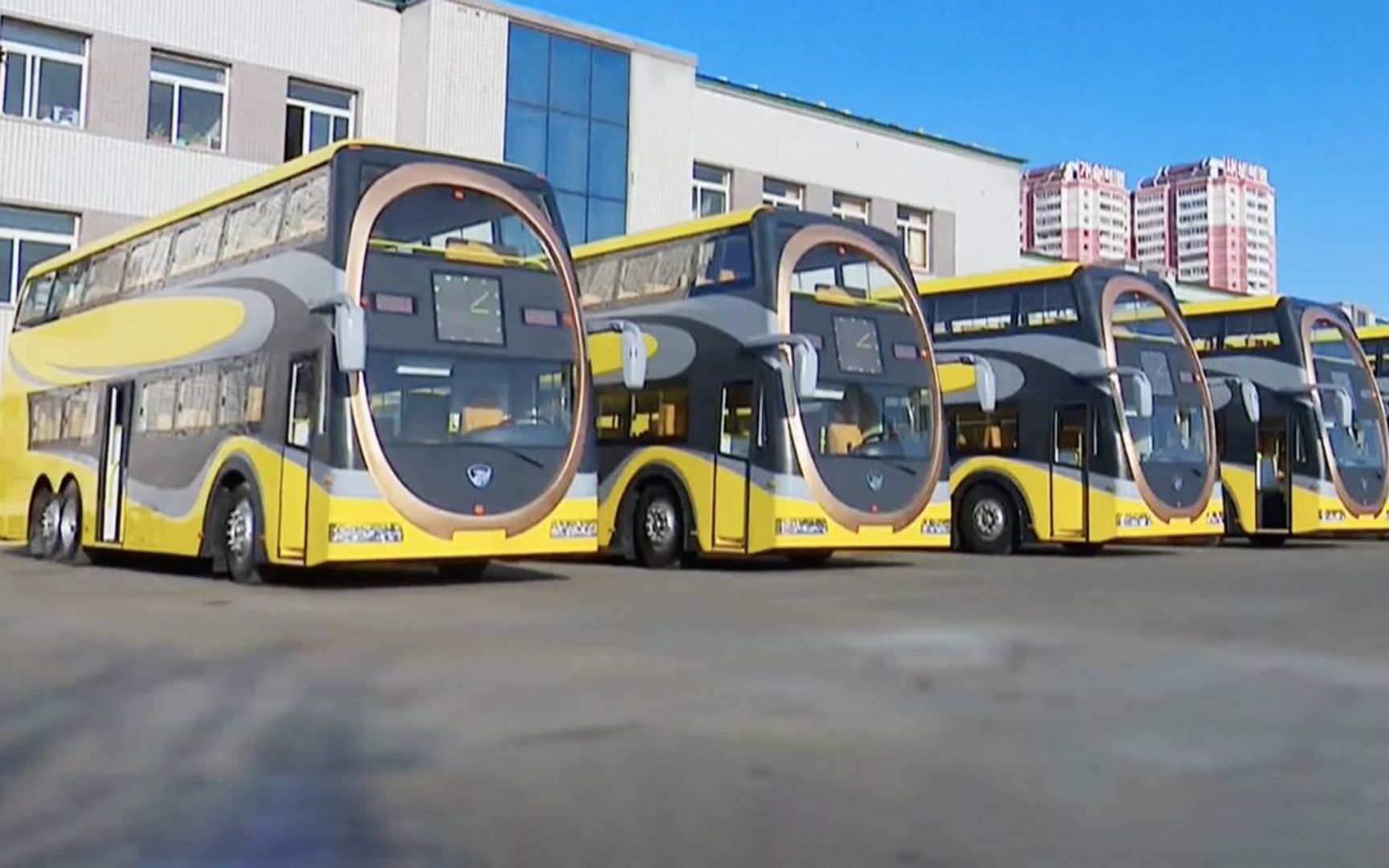 朝鲜制11辆双层巴士,满载78人,配备豪华座椅,车内还有液晶小电视