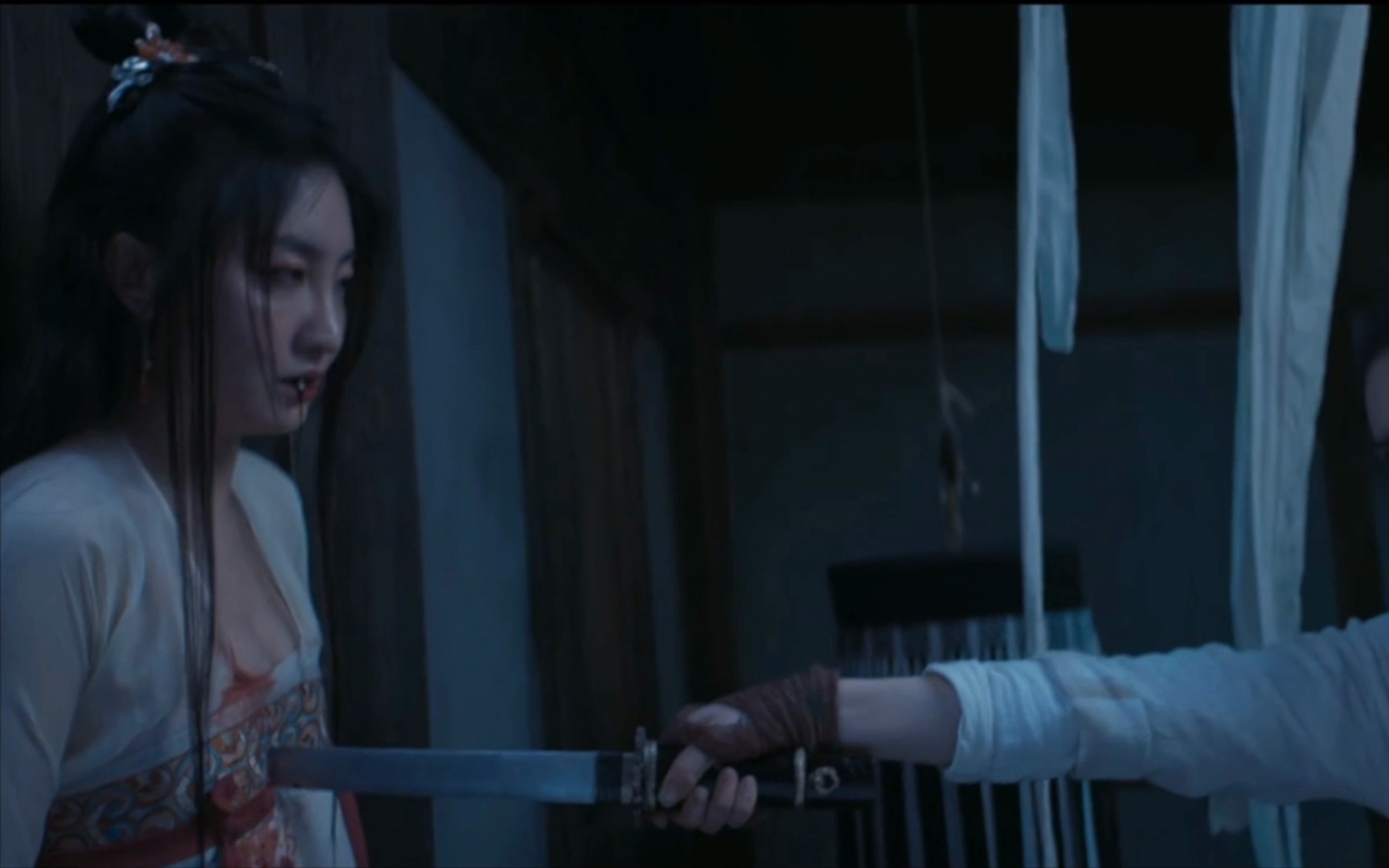 女刺客偷袭失败走投无路下场凄惨一剑穿胸