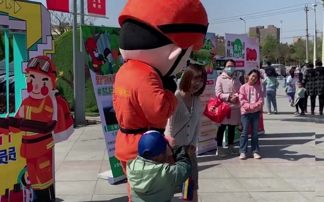 与火焰蓝玩偶互动,头套摘下瞬间,发现竟然是爸爸_哔哩哔哩_bilibili
