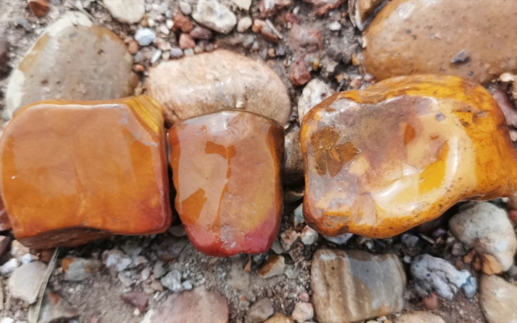 这三块石头漂亮吧!真正天然原石,色彩好质感细腻