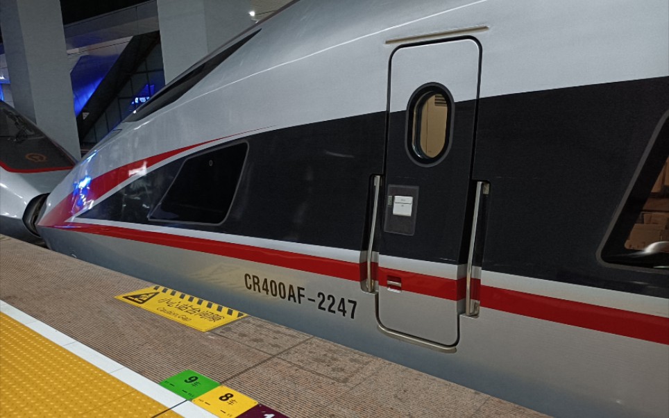 成渝高铁g8610次复兴号沙坪坝站出站侧方45°展望,报站