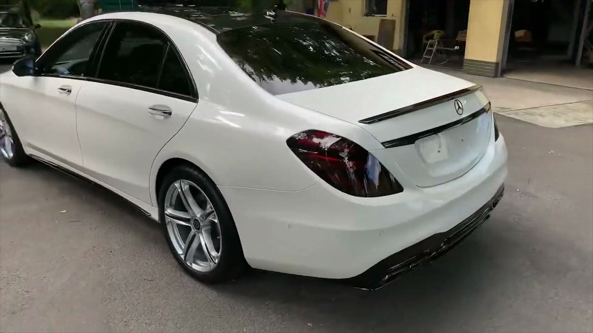 12款奔驰s350改装,罕见白色改得超有品味,颜值爆表!