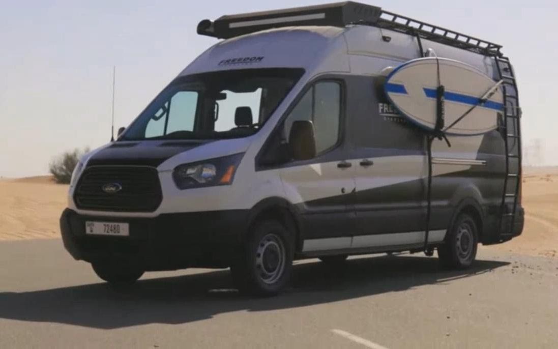 一辆挺酷的福特全顺 b 型房车