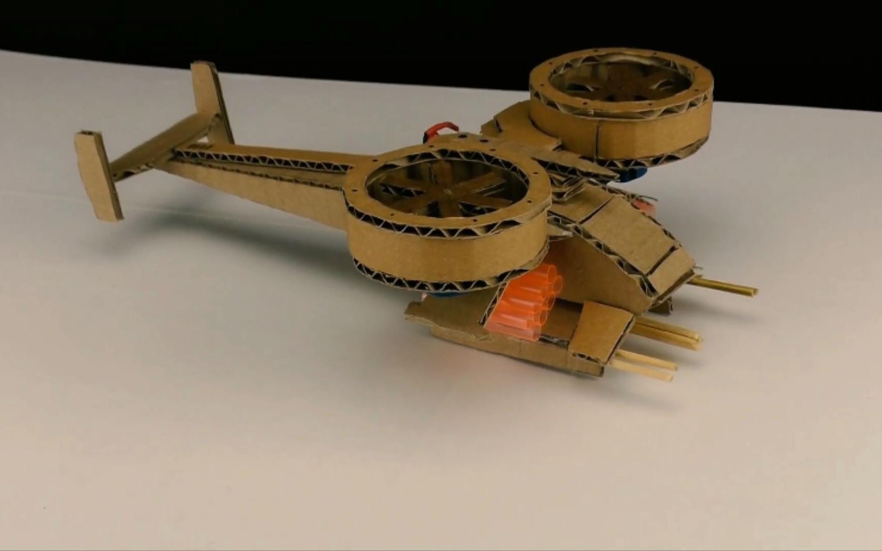 用纸板手工制作阿凡达直升机模型,真能飞起来就完美了