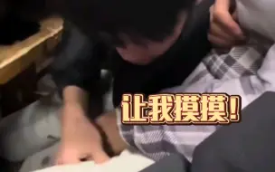 Download Video: 两个男生上课时候，忍不住想要偷吃！