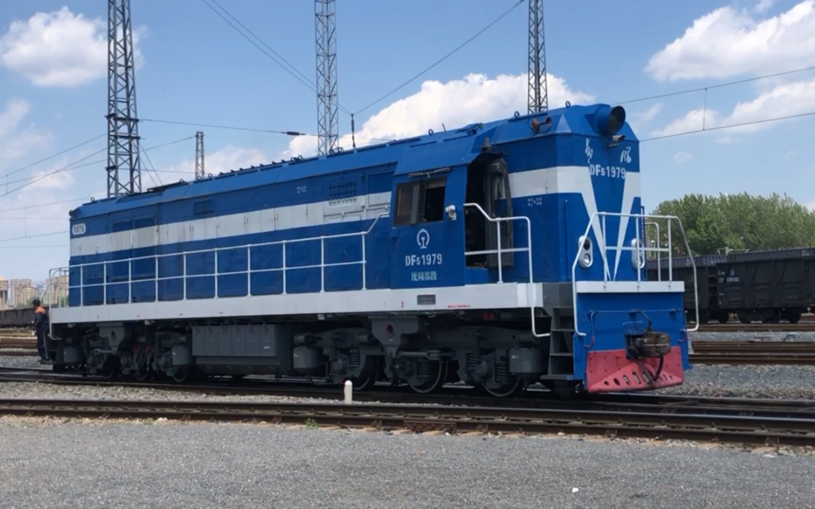 df5-1979,沈局苏段,苏家屯站编组场调车作业.