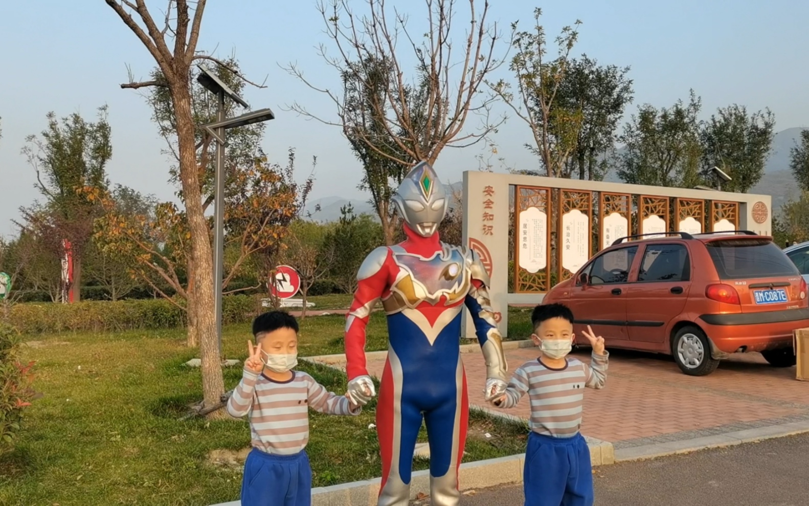 双胞胎和德凯奥特曼的合影