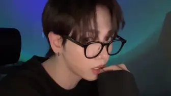 明宰铉唱了BAEKHYUN的《UN Village》