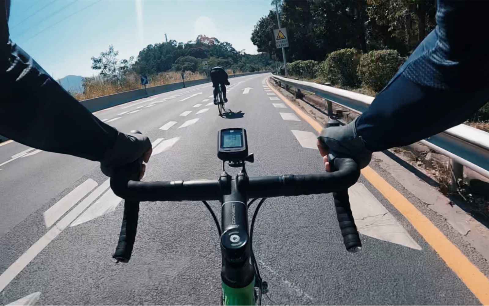 【骑行vlog】第一视角原声感受下最高时速61迈的放坡_哔哩哔哩_bili