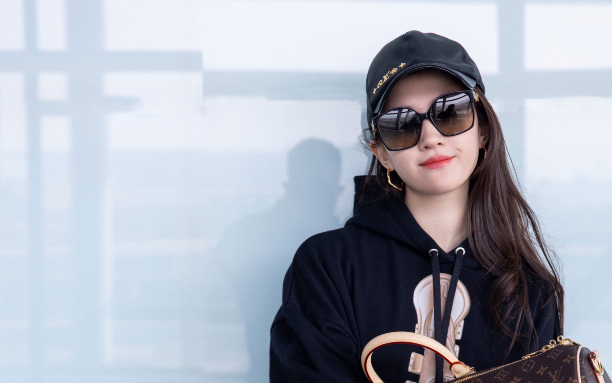 刘亦菲出发巴黎时装周