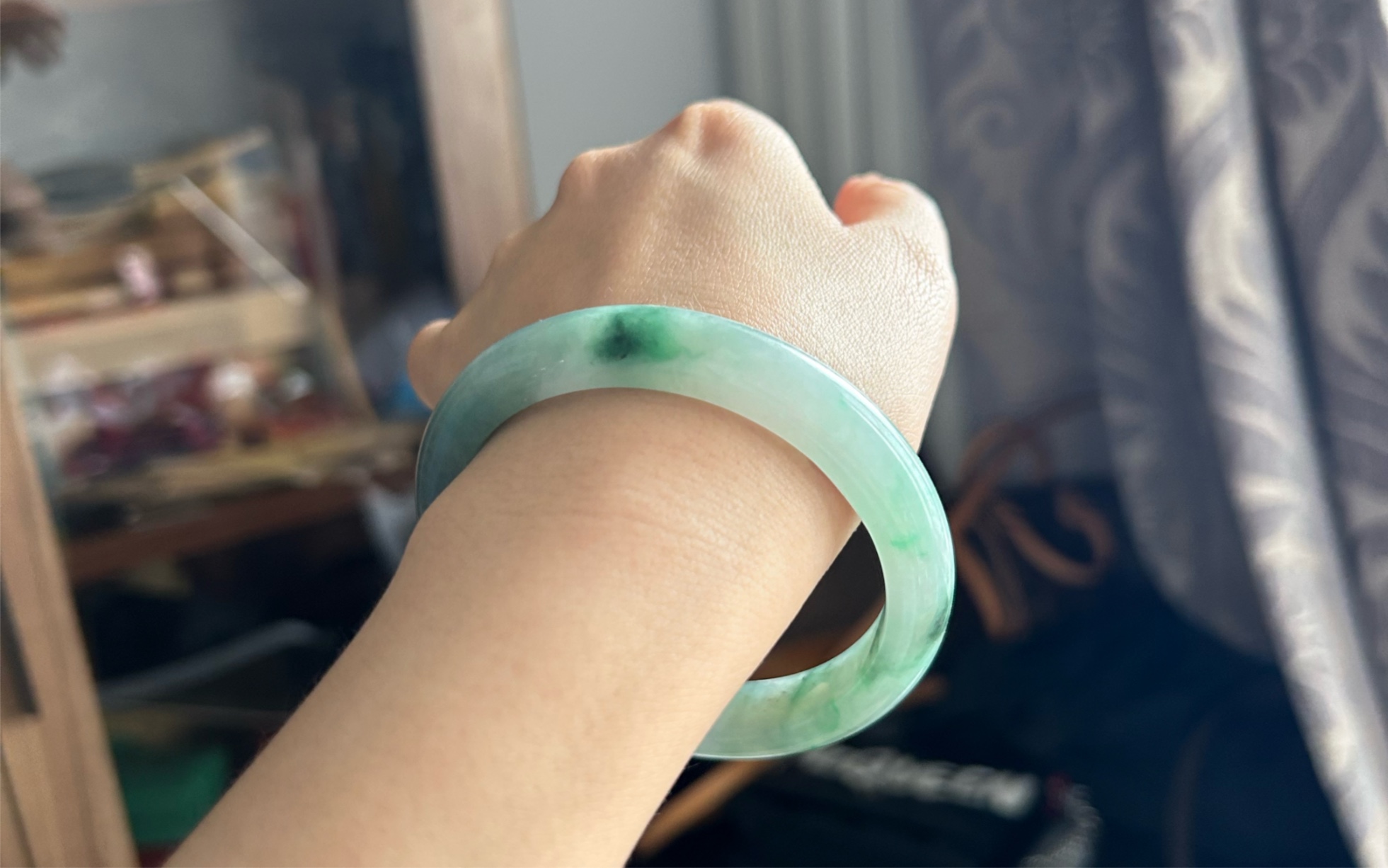 三千多天然a货阳绿起胶翡翠手镯长这样