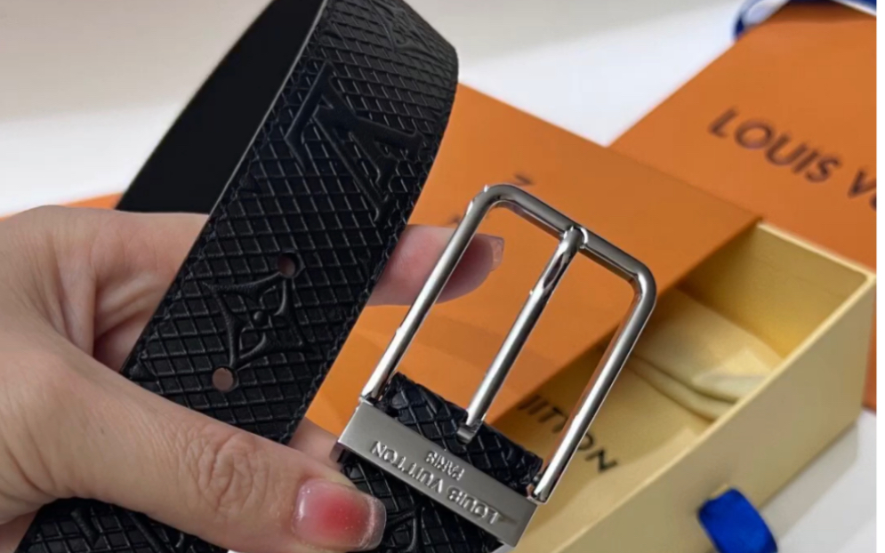 说一下高仿lv驴家 taurillon腰带采用lvloqo金属环设计,适合沉稳低调