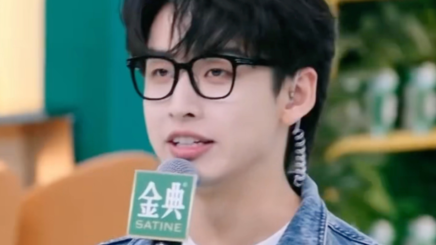 齐思钧在舞台上闪闪发光