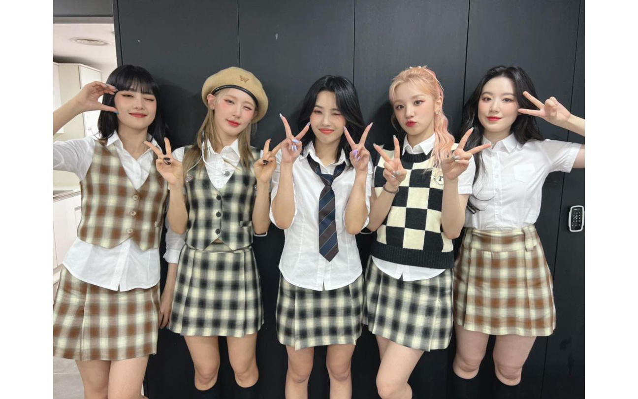 格子裙好可爱!女娃官方ins晒出团综拍摄合照.