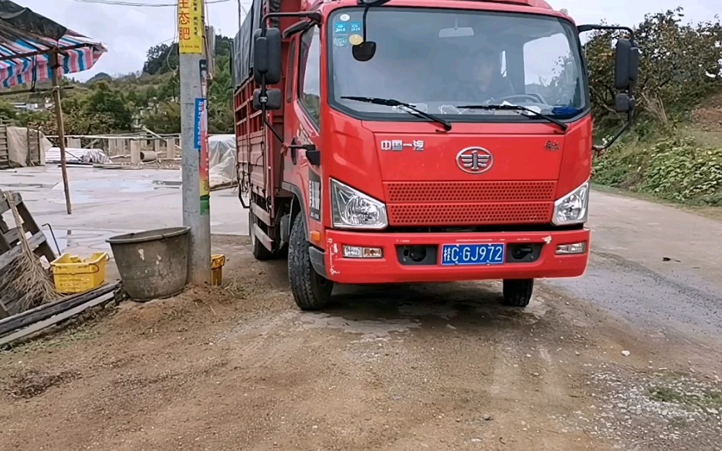 农村小伙花8万元买了部货车,里面为什么会有床?这车配置如何