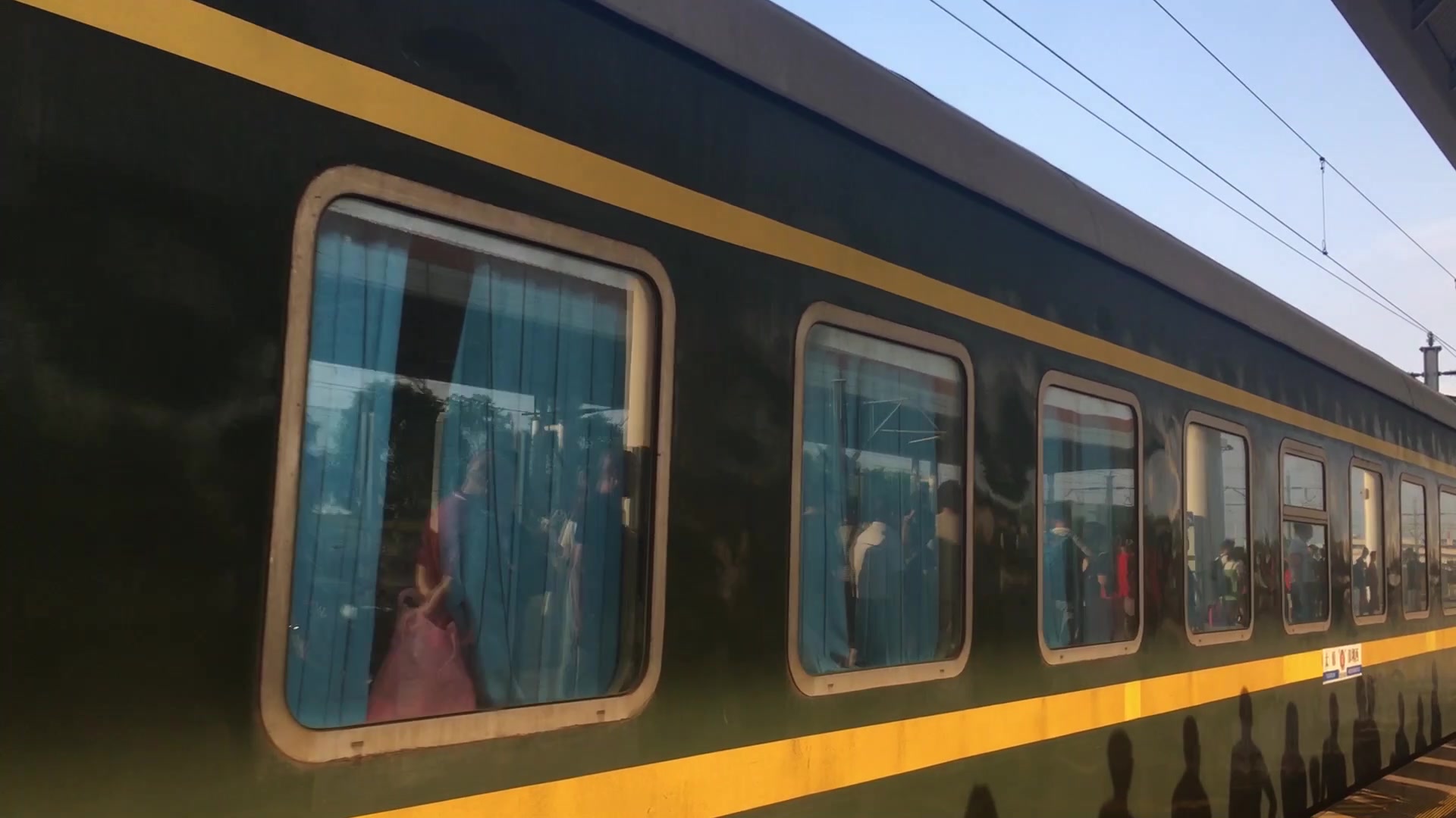 坐绿皮火车上学vlog