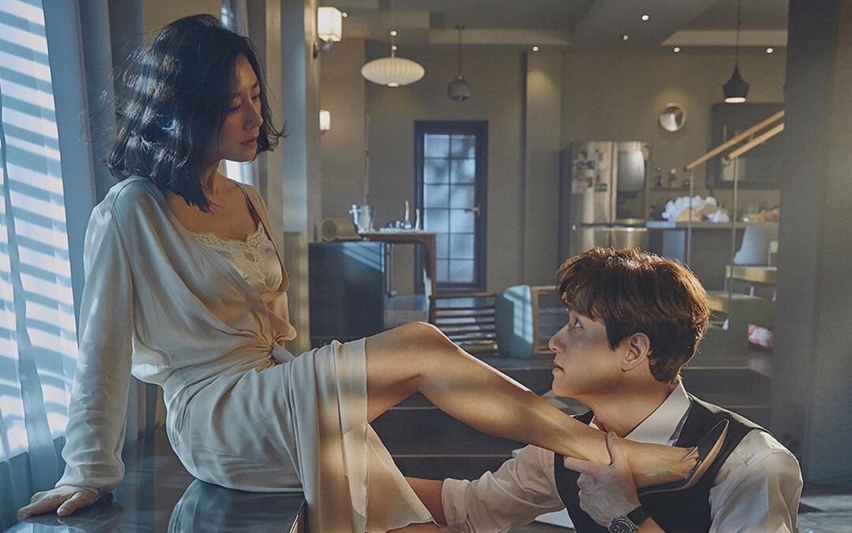韩剧夫妻的世界婚姻美满的妻子通过一根头发觉察到了丈夫的背叛