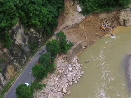 24日陕西山阳242国道一场暴雨之后,山阳到宽坪段惊现多处挂壁公路路面已悬空哔哩哔哩bilibili