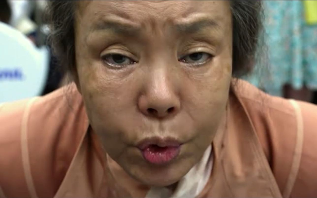 老奶奶喜欢骂脏话,被邀请参加骂人比赛,粉丝们还花钱求她骂