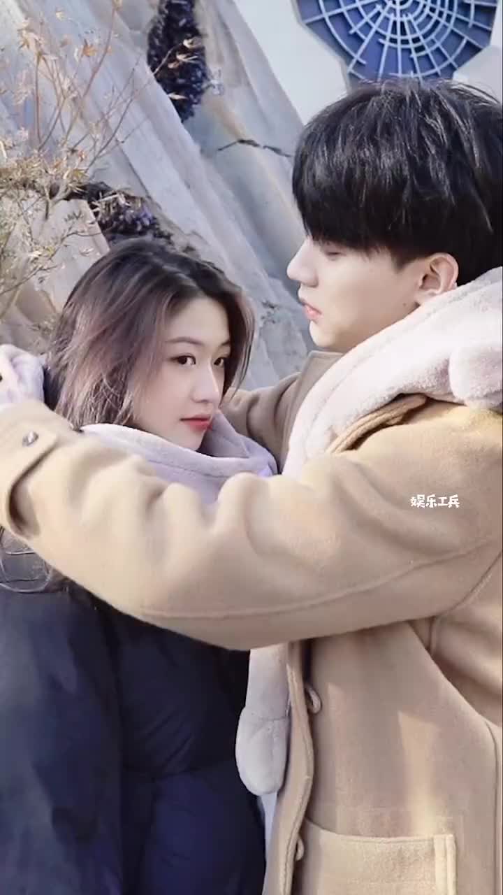 周翊然 用帽子当围巾帮向涵之 戴上～周翊然看到向涵之绷不住了