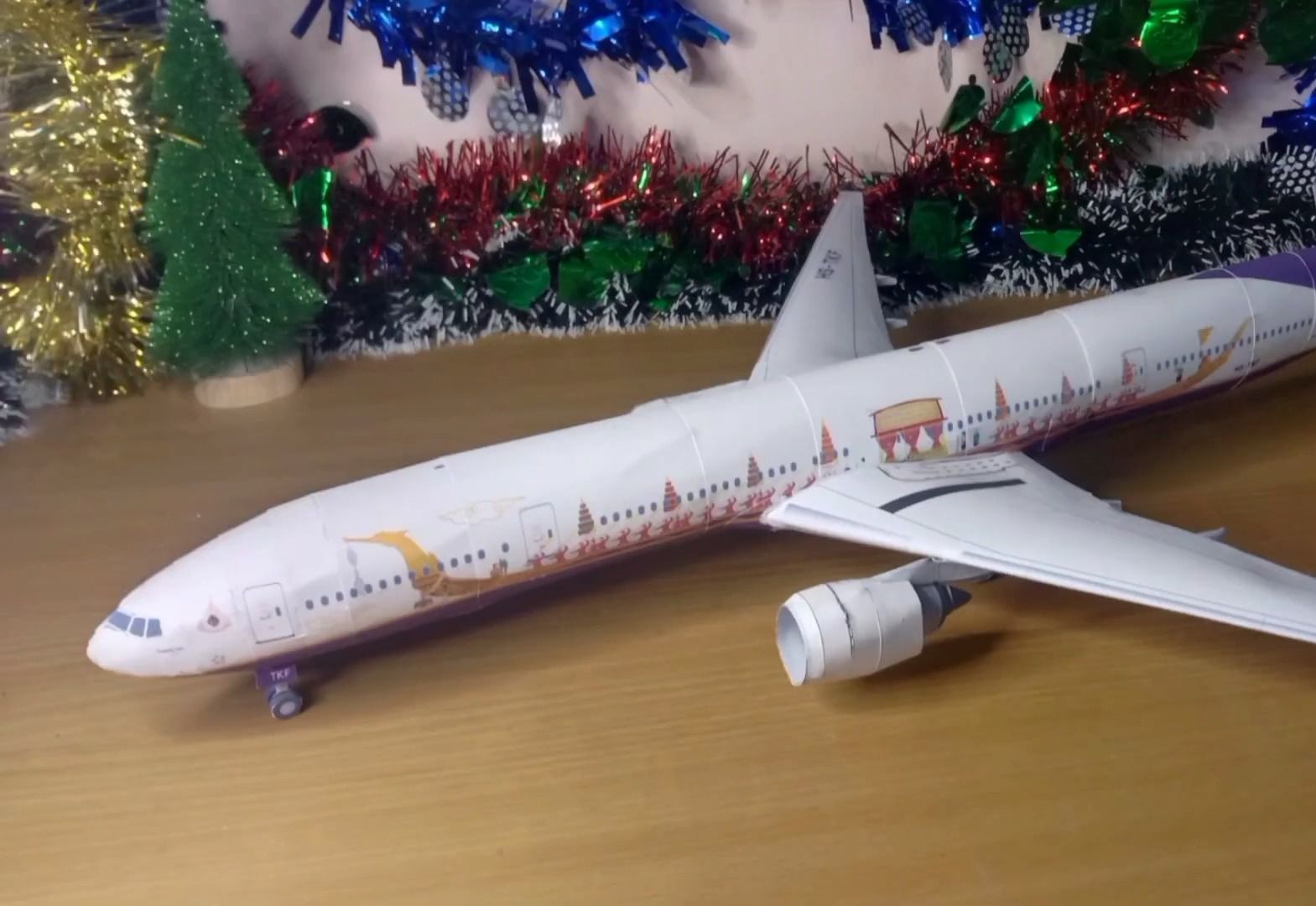 波音777泰国航空皇家驳船涂装纸模型制作