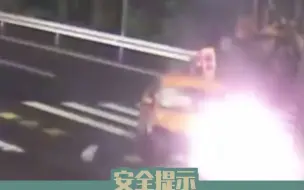 Download Video: 出租车经过斑马线不减速，男子眼疾手快，把女子从死亡线上拉回来