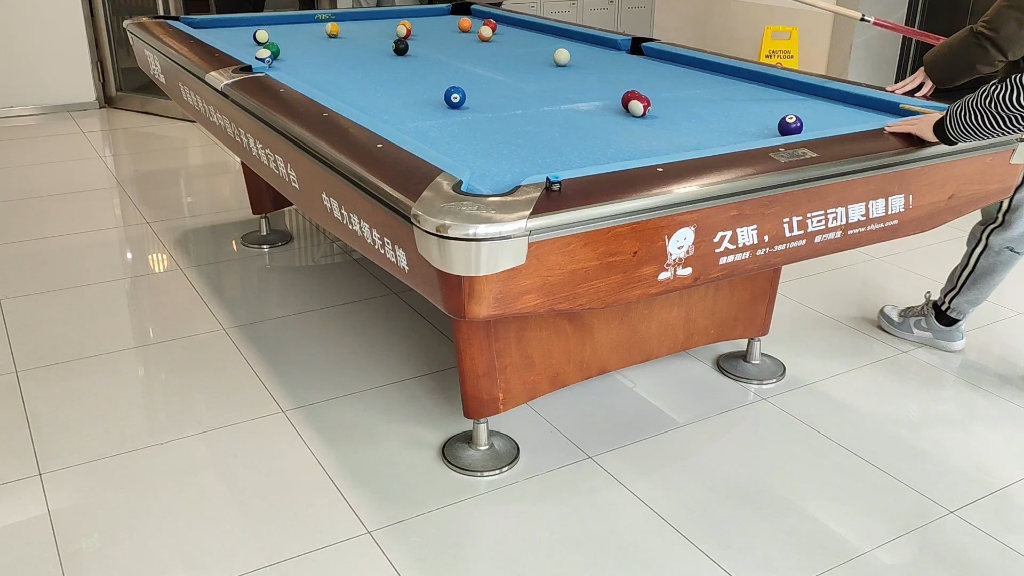 [台球]用九球的桌面打着中式黑八,嘎嘎进球非常带劲