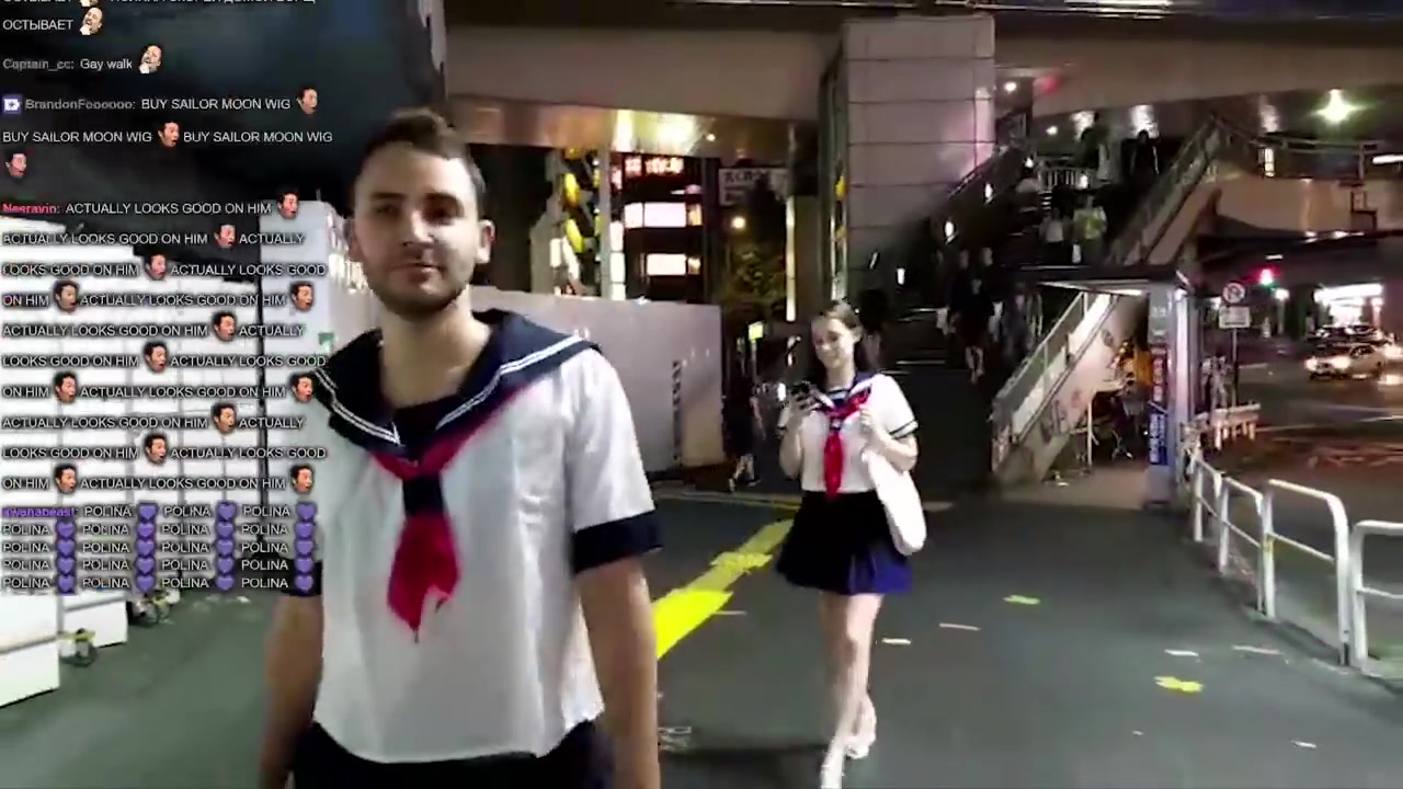 女装大佬reckful和女伴polina的户外直播视频