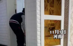 Descargar video: 三个弟弟在屋里影响姐姐做功课 姐姐忍无可忍将三兄弟拖了出来