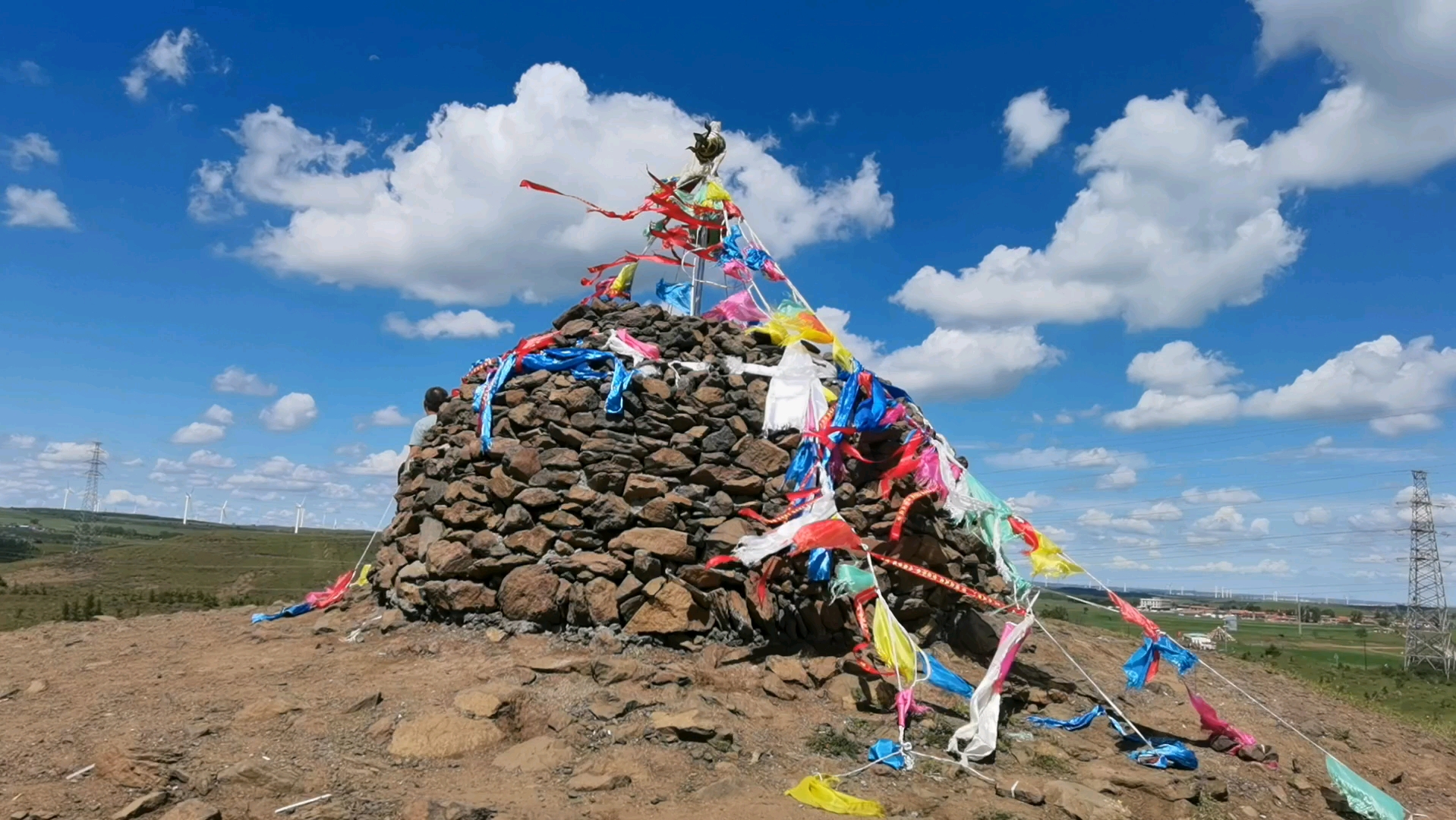 草原天路上邂逅一座敖包