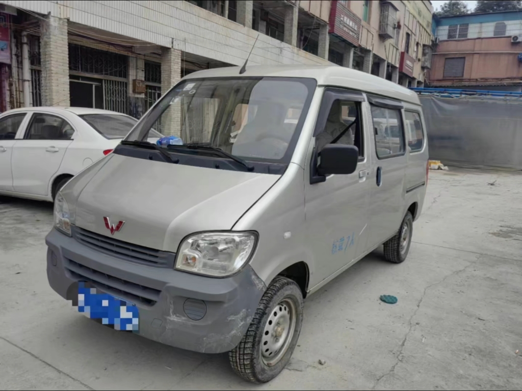 新到13年11月五菱之光,1.0手动不带中央空调,只要9999