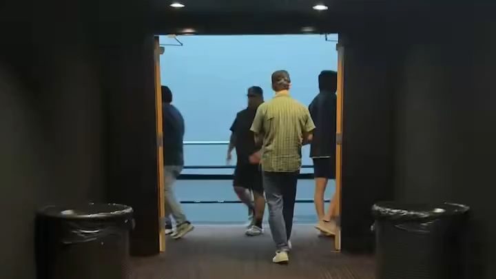一块70mm IMAX 银幕的样子